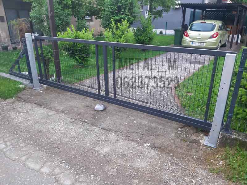 Metalna ograda i kapija ispred objekta
