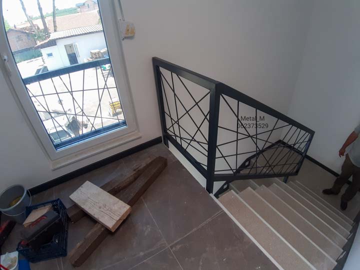 Metalna ograda na stepenicama