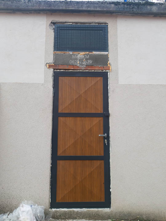 Metalna vrata sa drvenim panelima