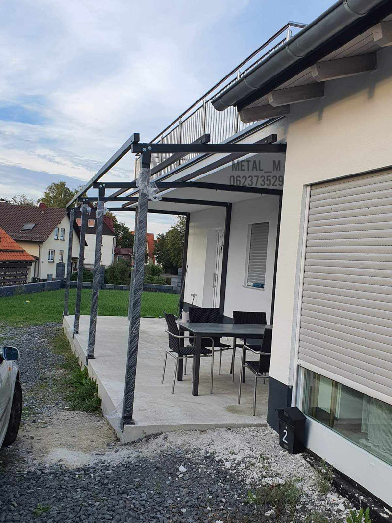 Metalna nadstrešnica na objektu